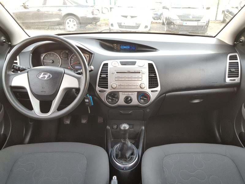 HYUNDAI I 20 2011. Formations de conduite et stage de perfectionnement avec les partenaires d'Auto Dakar