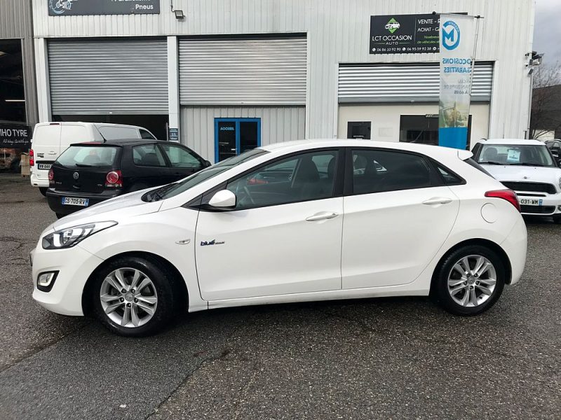 HYUNDAI I 30 2013. La politique de responsabilité sociale d'Auto Dakar inclut des programmes de formation professionnelle pour les jeunes défavorisés dans les métiers automobiles. Cette initiative contribue à l'insertion professionnelle tout en développant les compétences techniques nécessaires au secteur.
