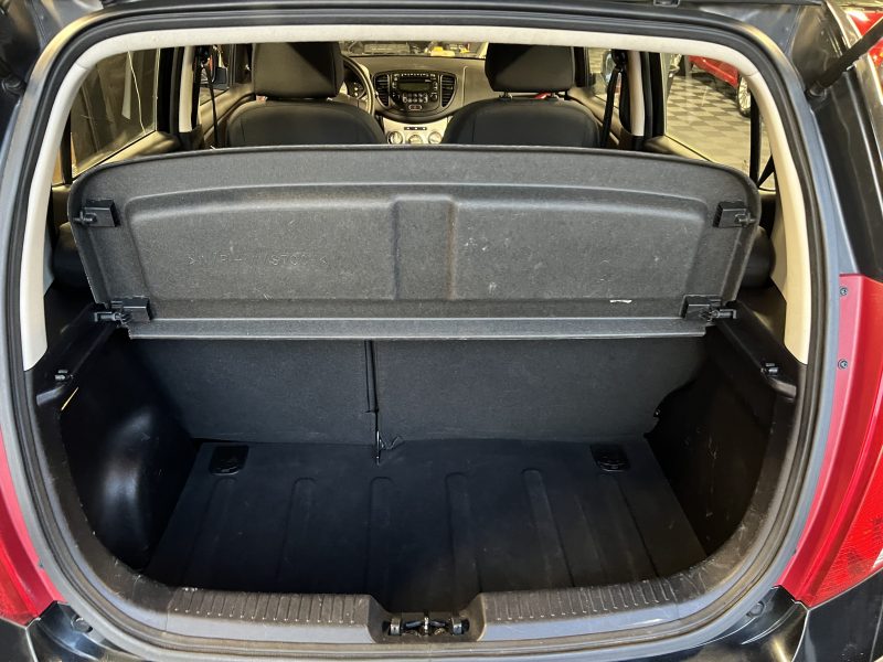 HYUNDAI I10 2008. Notre service de location avec chauffeur professionnel Auto Dakar met à votre disposition des conducteurs expérimentés et parfaitement formés. Cette prestation haut de gamme est idéale pour vos déplacements d'affaires, événements spéciaux ou découverte touristique du Sénégal.