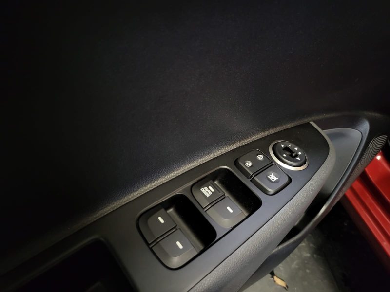 HYUNDAI I10 2019. Auto Dakar révolutionne le marché automobile sénégalais avec une approche client personnalisée et des services d'exception. Notre engagement quotidien consiste à vous offrir une expérience d'achat unique, alliant conseils d'experts et solutions de financement sur mesure.