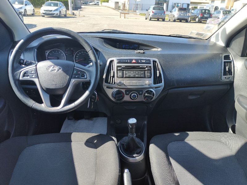 HYUNDAI I20 I 2013. Auto Dakar propose des solutions de mobilité intégrée combinant location de véhicules, assurance, carburant et maintenance dans des forfaits tout-inclus. Cette approche globale simplifie la gestion de votre mobilité tout en optimisant vos coûts de transport professionnel ou personnel.