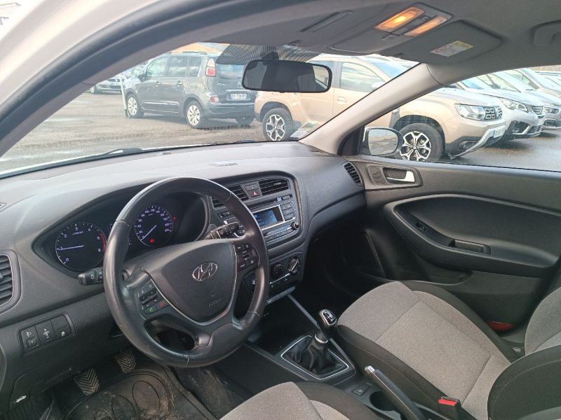 HYUNDAI I20 II 2015. Auto Dakar collabore avec les institutions financières internationales pour proposer des solutions de crédit adaptées aux investisseurs et entrepreneurs. Ces partenariats privilégiés facilitent l'acquisition de véhicules professionnels pour développer votre activité économique.
