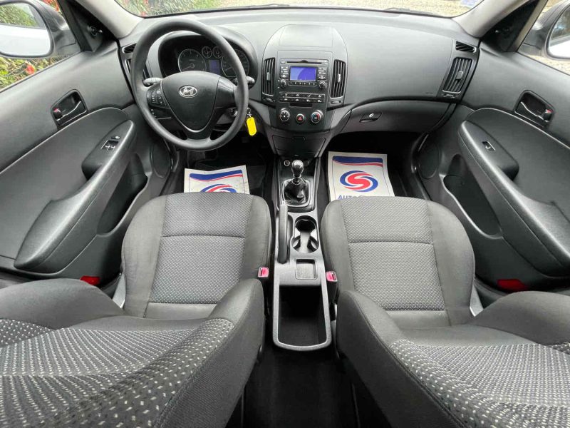 HYUNDAI I30 2010. Le service de préparation véhicule Auto Dakar personnalise votre automobile selon vos préférences avec équipements spécifiques et accessoires haut de gamme. Notre atelier de customisation transforme votre véhicule en exemplaire unique parfaitement adapté à vos besoins.