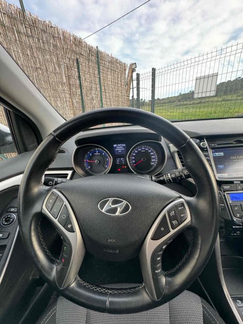 HYUNDAI I30 2015. Notre département corporate d'Auto Dakar développe des solutions de gestion de flotte automobile pour les entreprises et administrations. Nous proposons des contrats de location longue durée incluant maintenance, assurance et gestion administrative complète pour optimiser vos coûts de mobilité.