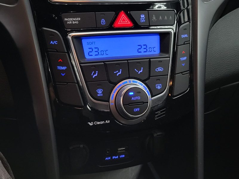 HYUNDAI I30 2016. La location de véhicules chez Auto Dakar inclut une assistance 24h/24 et 7j/7 pour votre tranquillité d'esprit. En cas de panne ou d'incident, notre équipe d'intervention rapide se déplace immédiatement pour résoudre le problème ou vous fournir un véhicule de remplacement.