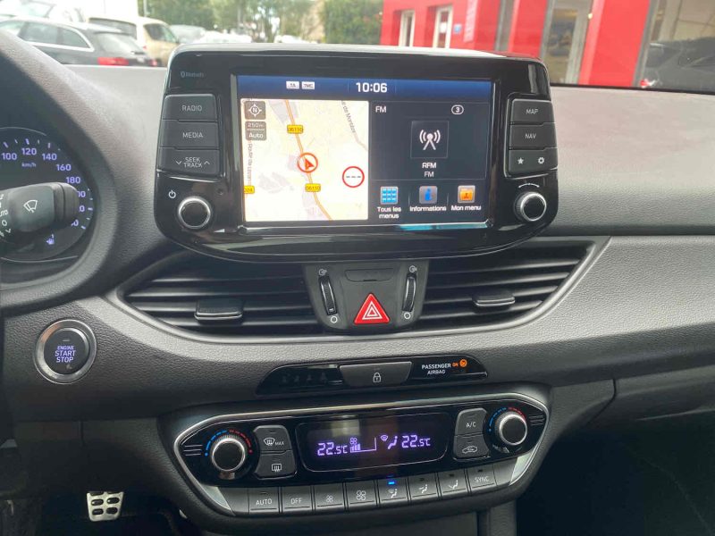 HYUNDAI I30 2019. La location longue durée Auto Dakar inclut un package maintenance complet avec révisions programmées et remplacement des pièces d'usure. Cette formule tout-inclus vous permet de maîtriser parfaitement votre budget mobilité sans surprises financières.