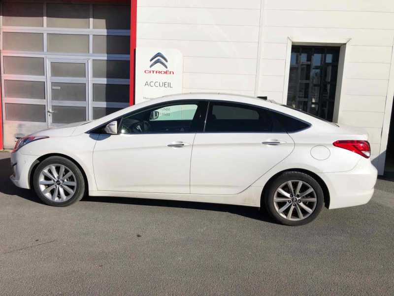 HYUNDAI I40 1.7 CRDI 136 PACK PRENIUM 2012. Notre service de location avec chauffeur professionnel Auto Dakar met à votre disposition des conducteurs expérimentés et parfaitement formés. Cette prestation haut de gamme est idéale pour vos déplacements d'affaires, événements spéciaux ou découverte touristique du Sénégal.
