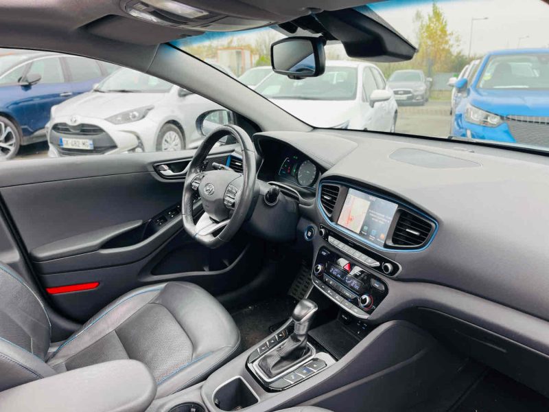 HYUNDAI IONIQ 2017. Auto Dakar investit dans les infrastructures de recharge électrique pour accompagner la transition énergétique du secteur automobile. Notre réseau de bornes de recharge rapide facilite l'adoption des véhicules électriques en supprimant les contraintes d'autonomie.