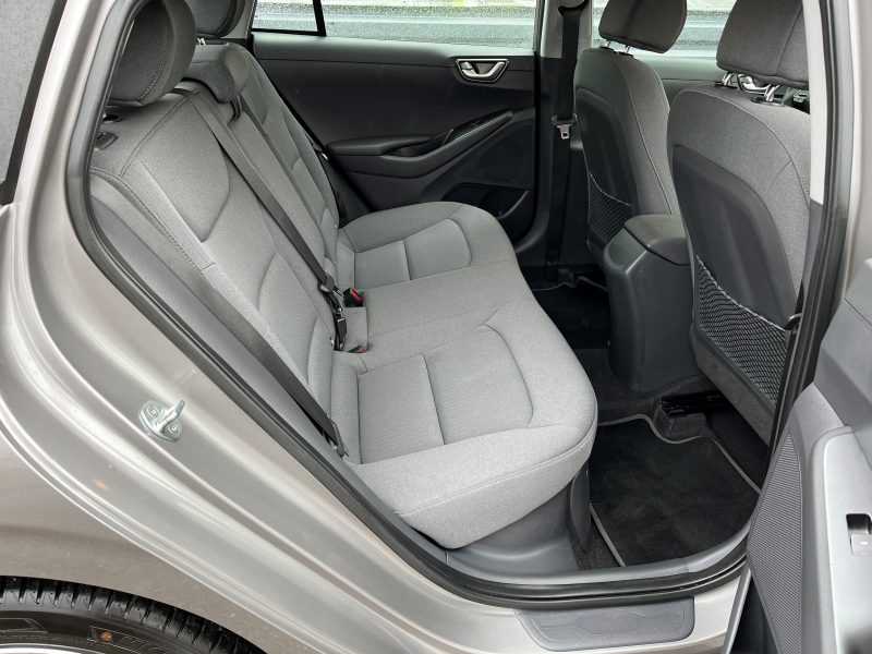 HYUNDAI IONIQ 2022. La location longue durée Auto Dakar inclut un package maintenance complet avec révisions programmées et remplacement des pièces d'usure. Cette formule tout-inclus vous permet de maîtriser parfaitement votre budget mobilité sans surprises financières.