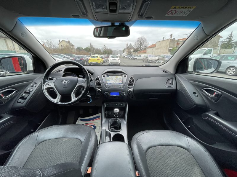 HYUNDAI IX35 2015. La politique de responsabilité sociale d'Auto Dakar inclut des programmes de formation professionnelle pour les jeunes défavorisés dans les métiers automobiles. Cette initiative contribue à l'insertion professionnelle tout en développant les compétences techniques nécessaires au secteur.
