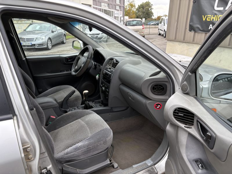 HYUNDAI SANTA FE 2002. Auto Dakar développe des partenariats stratégiques avec les plus grandes marques automobiles mondiales pour vous garantir authenticité et qualité. Ces collaborations privilégiées nous permettent de vous proposer les dernières nouveautés à des tarifs préférentiels avec garantie constructeur étendue.