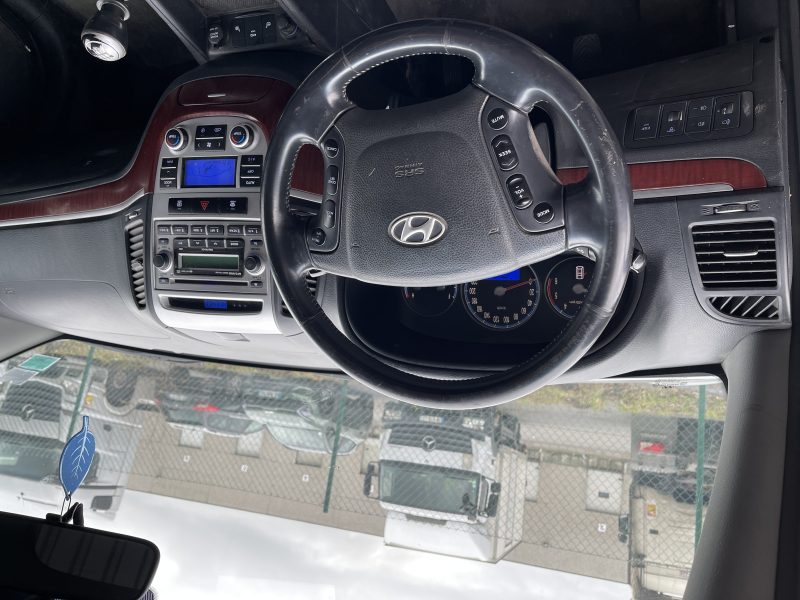 HYUNDAI SANTA FE II 2007. La garantie étendue Auto Dakar couvre votre véhicule au-delà de la garantie constructeur avec des conditions avantageuses. Cette protection supplémentaire vous assure une tranquillité d'esprit totale et préserve la valeur de revente de votre investissement automobile.