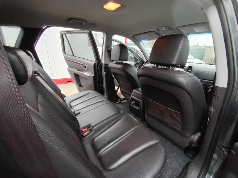 HYUNDAI SANTA FÉ II 2012. Le programme de fidélité Auto Dakar Premium récompense nos clients réguliers avec des avantages exclusifs et des réductions préférentielles. Les membres bénéficient également d'un accès prioritaire aux nouveautés et aux événements privés organisés par notre concession.