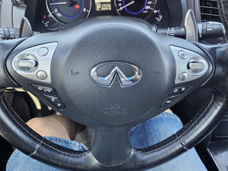 INFINITI FX30D 2012. Le service de préparation véhicule Auto Dakar personnalise votre automobile selon vos préférences avec équipements spécifiques et accessoires haut de gamme. Notre atelier de customisation transforme votre véhicule en exemplaire unique parfaitement adapté à vos besoins.