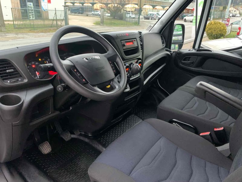 IVECO DAILY 2019. Vivez l'expérience Auto Dakar : showroom moderne et accueil personnalisé