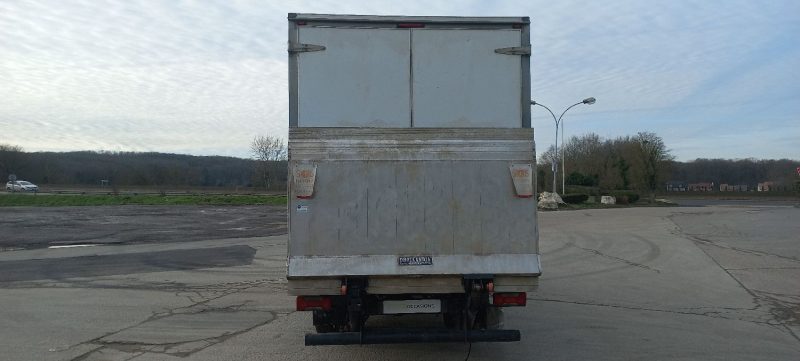 IVECO DAILY VI CAISSE HAYON 2016. Auto Dakar investit dans les infrastructures de recharge électrique pour accompagner la transition énergétique du secteur automobile. Notre réseau de bornes de recharge rapide facilite l'adoption des véhicules électriques en supprimant les contraintes d'autonomie.