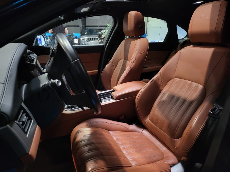 JAGUAR XF 2018. Notre service de location avec chauffeur professionnel Auto Dakar met à votre disposition des conducteurs expérimentés et parfaitement formés. Cette prestation haut de gamme est idéale pour vos déplacements d'affaires, événements spéciaux ou découverte touristique du Sénégal.