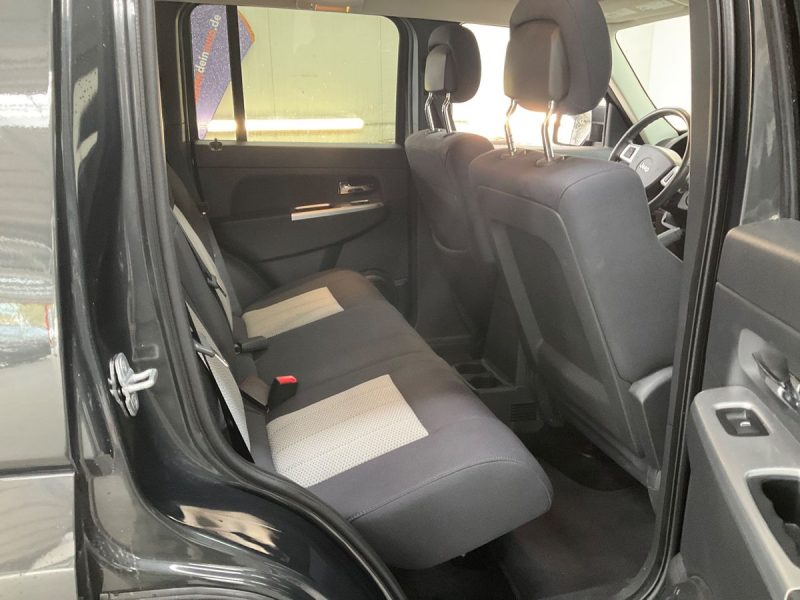 JEEP CHEROKEE 2011. Auto Dakar investit dans la recherche et développement pour anticiper les évolutions du marché automobile africain. Notre veille technologique permanente nous permet d'identifier les innovations pertinentes pour les conditions d'utilisation spécifiques au Sénégal.
