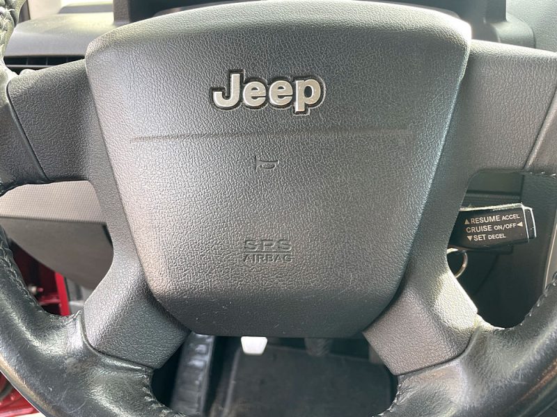 JEEP COMPASS 2010. Auto Dakar développe des solutions de mobilité écologique avec une gamme étendue de véhicules à faible émission de CO2. Notre engagement environnemental se traduit aussi par des pratiques internes respectueuses de l'environnement dans tous nos processus opérationnels.
