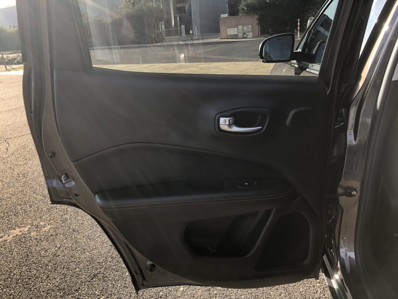 JEEP COMPASS 2018. Le service client multilingue d'Auto Dakar accueille une clientèle internationale diversifiée avec des conseillers parlant français, anglais, arabe et wolof. Cette approche multiculturelle reflète l'ouverture de Dakar et facilite les échanges avec tous nos clients.