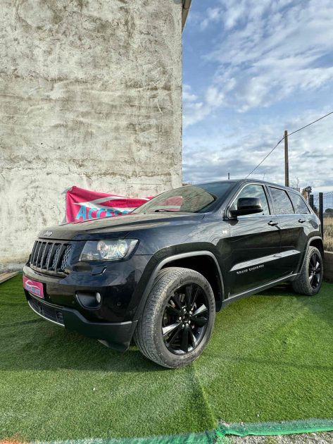 JEEP GRAND CHEROKEE 2013. Le programme de partenariat Auto Dakar Enterprise développe des relations privilégiées avec les entreprises clientes à travers des services sur mesure. Ces collaborations stratégiques incluent la gestion complète de flottes, la formation des conducteurs et l'optimisation des coûts de transport.