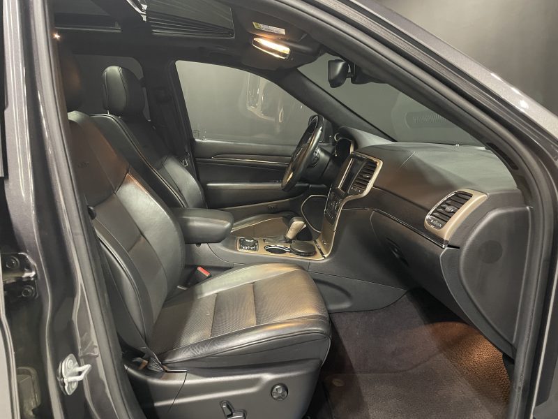 JEEP GRAND CHEROKEE 3.0 CRD 2017. Auto Dakar propose des solutions de financement personnalisées avec des taux préférentiels négociés auprès de nos partenaires bancaires. Nos conseillers financiers étudient votre dossier avec attention pour vous proposer les conditions de crédit les plus avantageuses du marché.