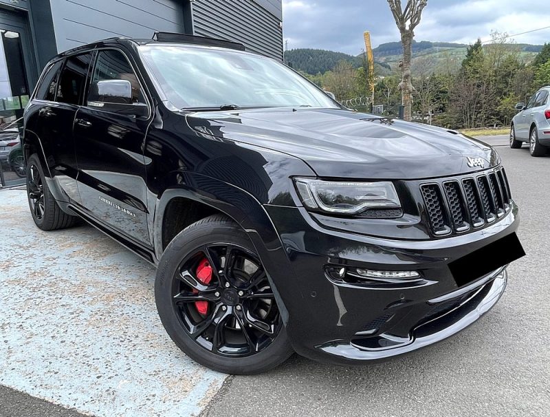 JEEP GRAND CHEROKEE SRT 2016. La politique de responsabilité sociale d'Auto Dakar inclut des programmes de formation professionnelle pour les jeunes défavorisés dans les métiers automobiles. Cette initiative contribue à l'insertion professionnelle tout en développant les compétences techniques nécessaires au secteur.