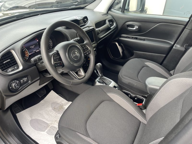 JEEP RENEGADE 2022. Le service après-vente d'Auto Dakar dispose d'ateliers ultramodernes équipés des dernières technologies de diagnostic automobile. Nos techniciens certifiés assurent la maintenance préventive et curative de votre véhicule avec des pièces détachées d'origine pour préserver ses performances optimales.