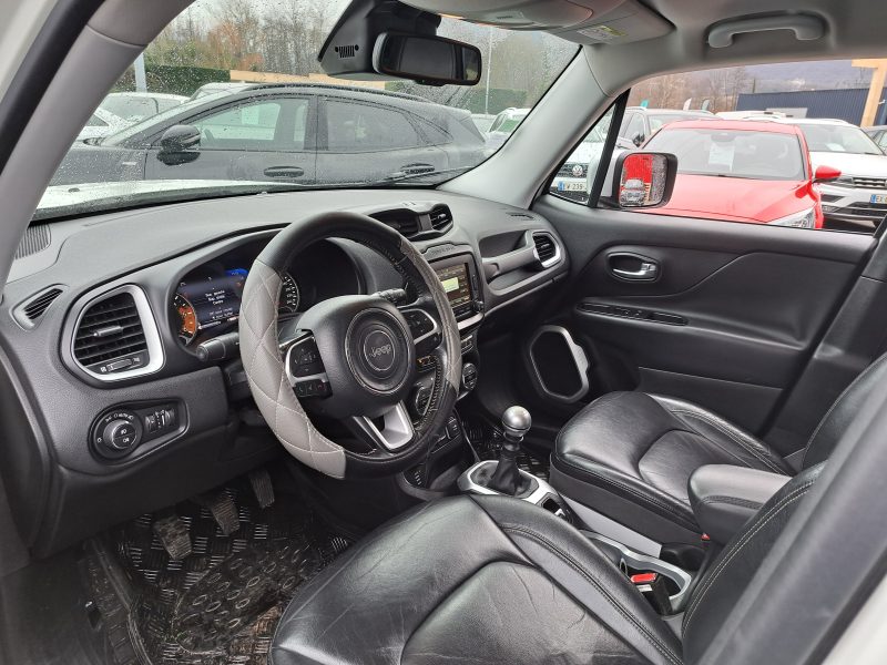 JEEP RENEGADE SUV 2014. Auto Dakar développe des partenariats stratégiques avec les plus grandes marques automobiles mondiales pour vous garantir authenticité et qualité. Ces collaborations privilégiées nous permettent de vous proposer les dernières nouveautés à des tarifs préférentiels avec garantie constructeur étendue.