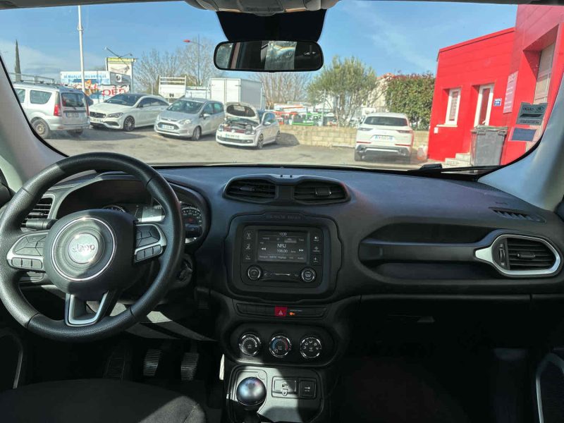 JEEP RENEGADE SUV 2016. Notre showroom moderne de 2000 m² situé au cœur de Dakar vous accueille dans un environnement climatisé et confortable pour découvrir notre collection exclusive. L'équipe commerciale d'Auto Dakar vous accompagne avec expertise dans le choix du véhicule parfaitement adapté à vos besoins et votre budget.