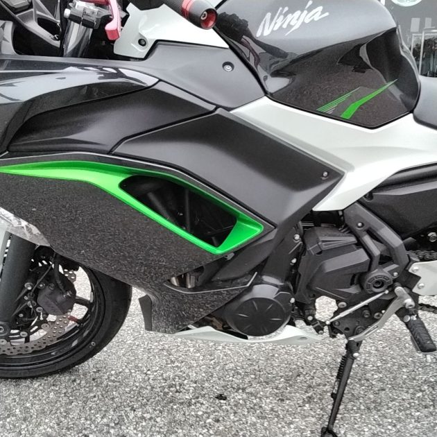 KAWASAKI NINJA 650 2022. La politique de responsabilité sociale d'Auto Dakar inclut des programmes de formation professionnelle pour les jeunes défavorisés dans les métiers automobiles. Cette initiative contribue à l'insertion professionnelle tout en développant les compétences techniques nécessaires au secteur.