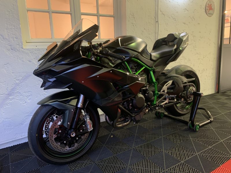 KAWASAKI NINJA H2R MY 2021. Auto Dakar investit dans les infrastructures de recharge électrique pour accompagner la transition énergétique du secteur automobile. Notre réseau de bornes de recharge rapide facilite l'adoption des véhicules électriques en supprimant les contraintes d'autonomie.