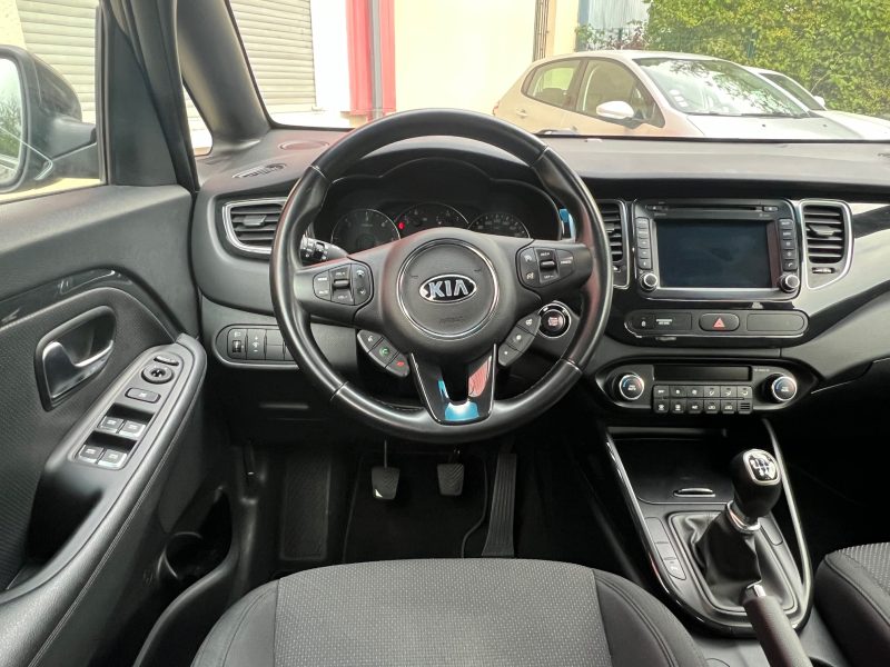 KIA CARENS 2014. Auto Dakar propose des solutions de location flexibles adaptées aux besoins spécifiques de chaque client, qu'il s'agisse de courte durée pour un week-end ou de longue durée pour vos déplacements professionnels. Nos tarifs compétitifs et nos conditions avantageuses font de nous le partenaire idéal pour tous vos projets de mobilité.