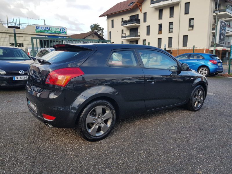 KIA CEED 2010. Auto Dakar propose des formations spécialisées en conduite tout-terrain et conduite en conditions difficiles adaptées au contexte africain. Ces stages pratiques renforcent votre maîtrise du véhicule et améliorent votre sécurité sur tous types de terrains.