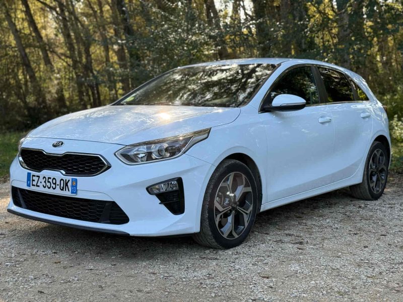 KIA CEED 2018. Auto Dakar contribue activement au développement économique local en privilégiant les fournisseurs et partenaires sénégalais dans sa chaîne d'approvisionnement. Cette politique de responsabilité sociale renforce notre ancrage territorial et soutient l'économie nationale.