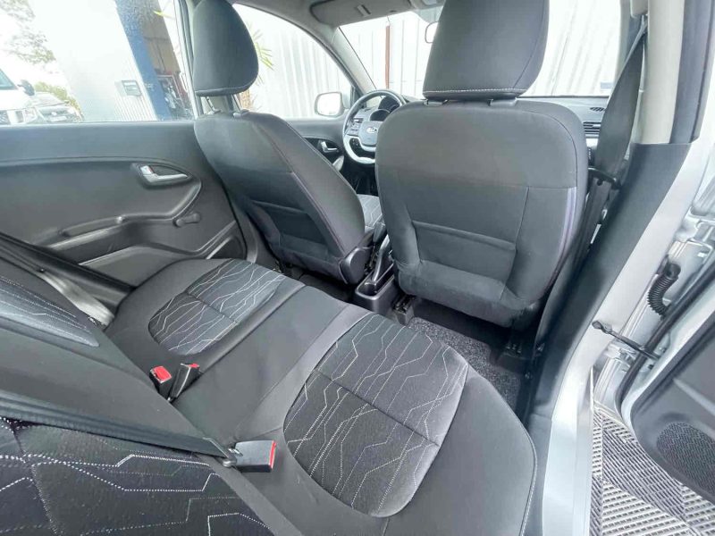 KIA PICANTO II 2015. Notre showroom moderne de 2000 m² situé au cœur de Dakar vous accueille dans un environnement climatisé et confortable pour découvrir notre collection exclusive. L'équipe commerciale d'Auto Dakar vous accompagne avec expertise dans le choix du véhicule parfaitement adapté à vos besoins et votre budget.