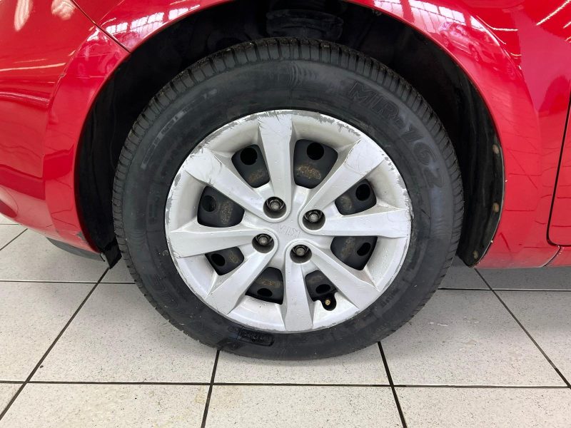 KIA RIO III 2012. Auto Dakar propose un service de reprise de votre ancien véhicule à sa juste valeur marchande avec expertise gratuite et transparente. Cette évaluation professionnelle facilite le financement de votre nouveau véhicule en optimisant votre apport personnel.