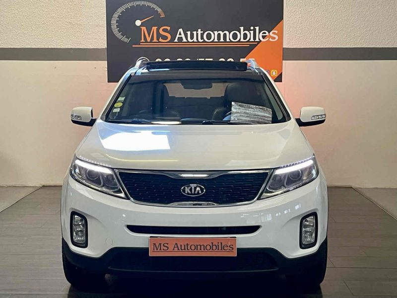 KIA SORENTO 2013. Auto Dakar collabore avec les institutions financières internationales pour proposer des solutions de crédit adaptées aux investisseurs et entrepreneurs. Ces partenariats privilégiés facilitent l'acquisition de véhicules professionnels pour développer votre activité économique.