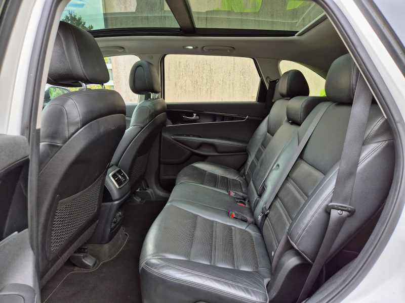KIA SORENTO III 2015. La location de véhicules chez Auto Dakar inclut une assistance 24h/24 et 7j/7 pour votre tranquillité d'esprit. En cas de panne ou d'incident, notre équipe d'intervention rapide se déplace immédiatement pour résoudre le problème ou vous fournir un véhicule de remplacement.