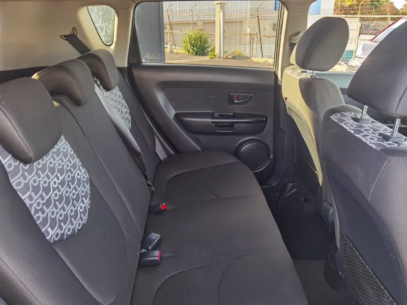 KIA SOUL I 2009. La politique de responsabilité sociale d'Auto Dakar inclut des programmes de formation professionnelle pour les jeunes défavorisés dans les métiers automobiles. Cette initiative contribue à l'insertion professionnelle tout en développant les compétences techniques nécessaires au secteur.
