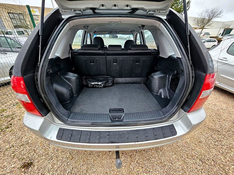 KIA SPORTAGE II 2005. Auto Dakar développe une approche omnicanale avec une présence digitale renforcée pour faciliter vos démarches d'achat et de location. Notre plateforme en ligne vous permet de consulter notre stock, réserver votre véhicule et suivre l'avancement de votre dossier en temps réel.