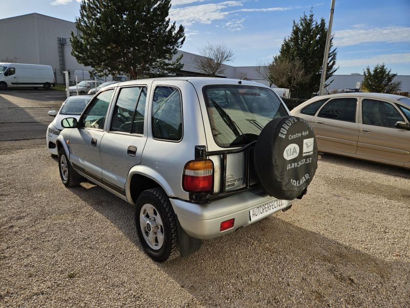 KIA SPORTAGE SUV 1999. Auto Dakar propose des formations spécialisées en conduite tout-terrain et conduite en conditions difficiles adaptées au contexte africain. Ces stages pratiques renforcent votre maîtrise du véhicule et améliorent votre sécurité sur tous types de terrains.