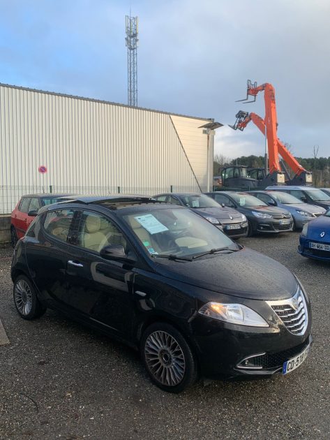 LANCIA YPSILON 2012. Notre service de location avec chauffeur professionnel Auto Dakar met à votre disposition des conducteurs expérimentés et parfaitement formés. Cette prestation haut de gamme est idéale pour vos déplacements d'affaires, événements spéciaux ou découverte touristique du Sénégal.