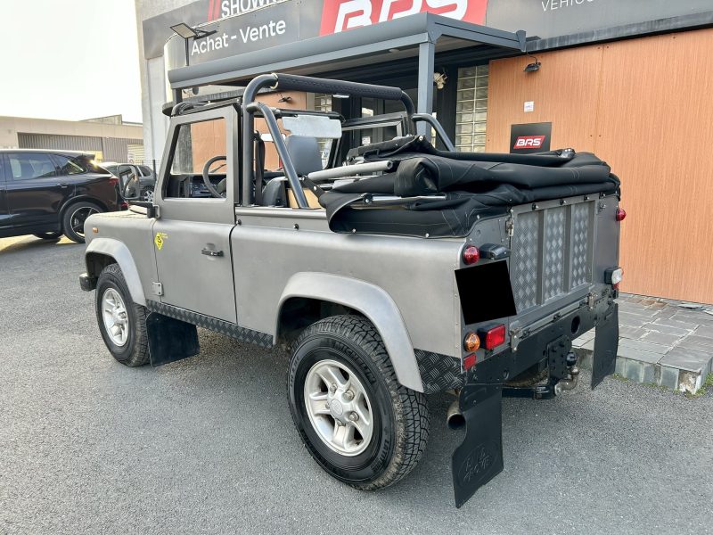 LAND ROVER DEFENDER CABRIOLET 7 PLACES 2000. Auto Dakar, c'est 30 ans d'expertise au service de la mobilité sénégalaise