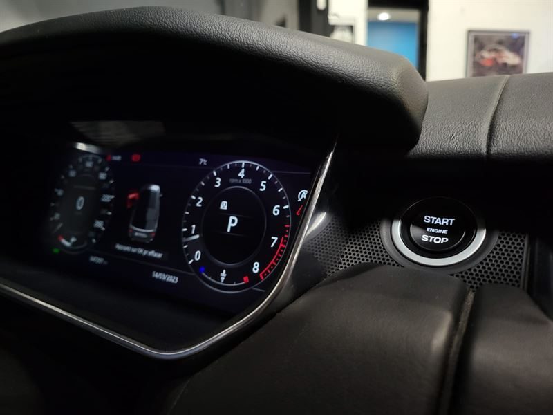 LAND ROVER RANGE ROVER IV 2018. Auto Dakar propose des programmes de formation à la conduite défensive et à l'éco-conduite en partenariat avec des écoles spécialisées. Ces formations contribuent à améliorer votre sécurité au volant tout en optimisant la consommation de carburant de votre véhicule.