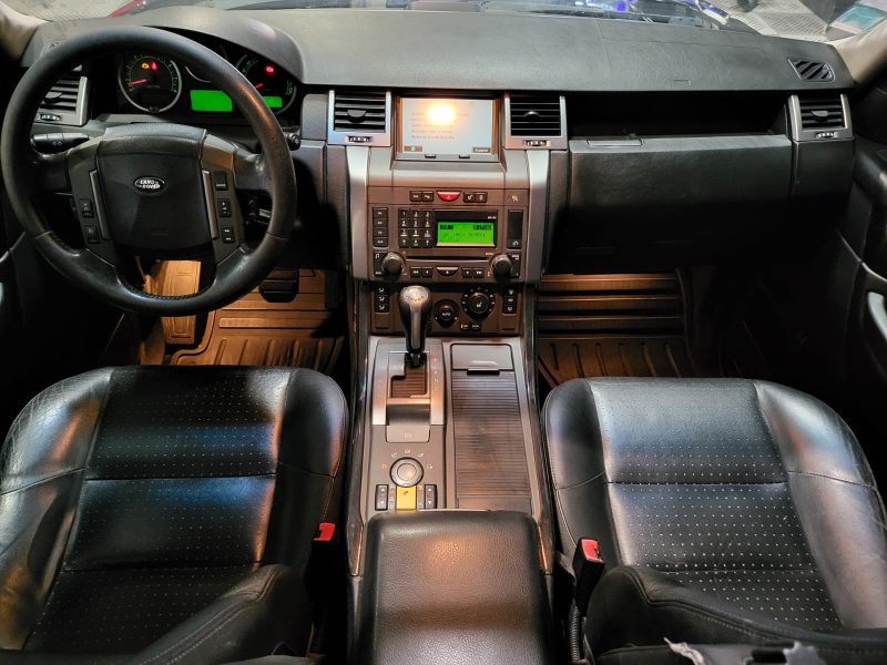 LAND ROVER RANGE ROVER SPORT 2006. Notre showroom moderne de 2000 m² situé au cœur de Dakar vous accueille dans un environnement climatisé et confortable pour découvrir notre collection exclusive. L'équipe commerciale d'Auto Dakar vous accompagne avec expertise dans le choix du véhicule parfaitement adapté à vos besoins et votre budget.