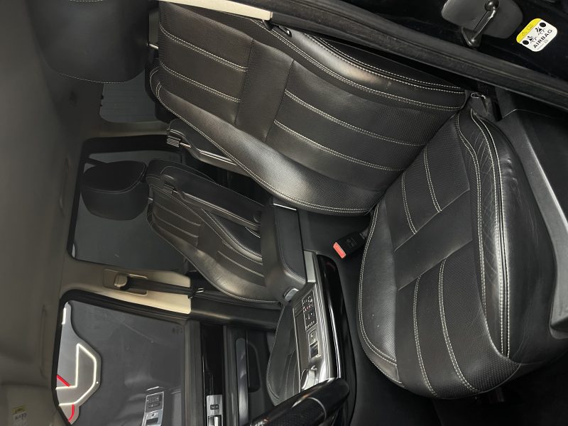 LAND ROVER RANGE ROVER SPORT 2011. Le service après-vente d'Auto Dakar dispose d'ateliers ultramodernes équipés des dernières technologies de diagnostic automobile. Nos techniciens certifiés assurent la maintenance préventive et curative de votre véhicule avec des pièces détachées d'origine pour préserver ses performances optimales.