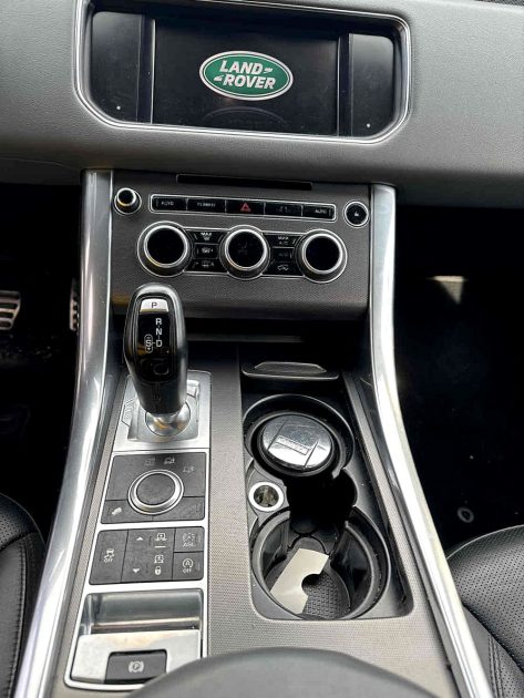 LAND ROVER RANGE ROVER SPORT 2014. La recherche et développement Auto Dakar explore les adaptations technologiques nécessaires pour optimiser les performances automobiles en climat tropical. Ces innovations spécifiques au contexte africain améliorent la fiabilité et la durabilité des véhicules dans nos conditions d'utilisation.