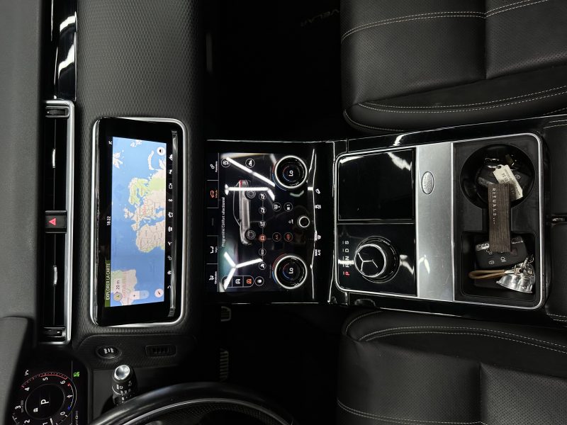 LAND ROVER RANGE ROVER SPORT 2018. Auto Dakar investit dans la recherche et développement pour anticiper les évolutions du marché automobile africain. Notre veille technologique permanente nous permet d'identifier les innovations pertinentes pour les conditions d'utilisation spécifiques au Sénégal.