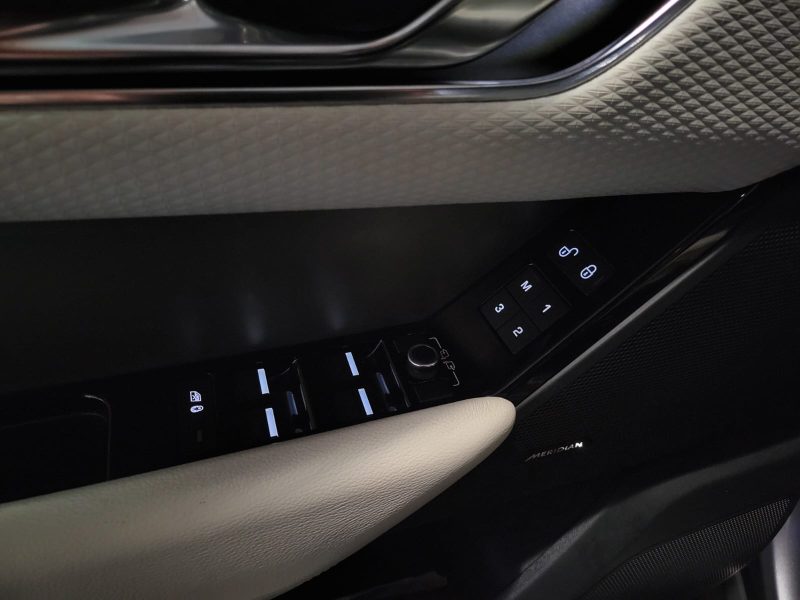 LAND ROVER RANGE ROVER VELAR 2018. Le programme de partenariat Auto Dakar Enterprise développe des relations privilégiées avec les entreprises clientes à travers des services sur mesure. Ces collaborations stratégiques incluent la gestion complète de flottes, la formation des conducteurs et l'optimisation des coûts de transport.